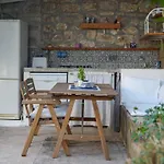 Apartmán Charming Two-bed Orange Garden Sutivan