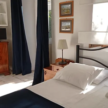 Charming Two-bed Orange Garden Apartmán Sutivan