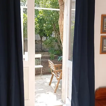 Charming Two-bed Orange Garden