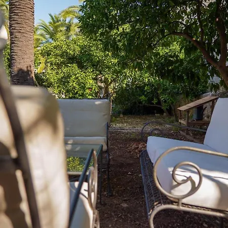 Charming Two-bed Orange Garden Sutivan