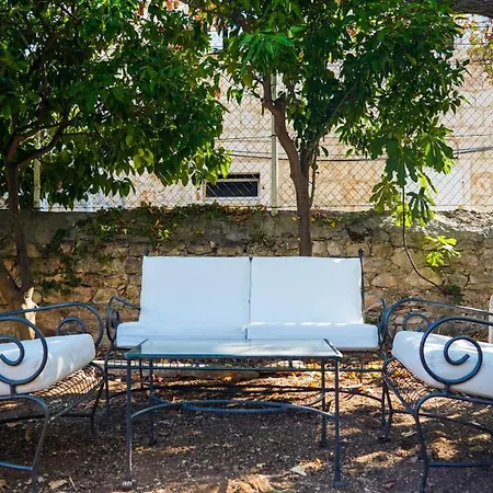 Apartmán Charming Two-bed Orange Garden Sutivan