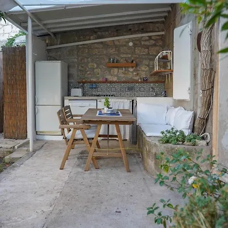 Charming Two-bed Orange Garden Апартаменты
