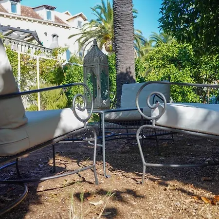 Charming Two-bed Orange Garden Apartment Sutivan