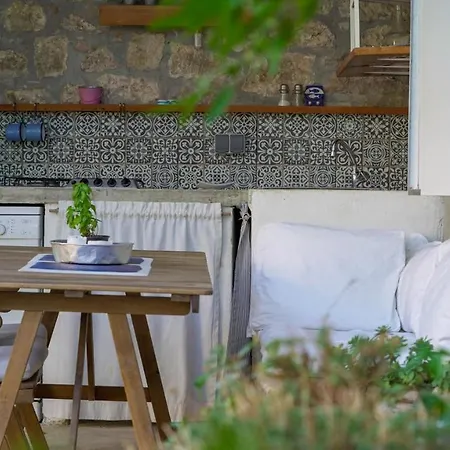 Charming Two-bed Orange Garden Apartment *