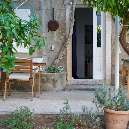 דירה Charming Two-bed Orange Garden סוטיבאן