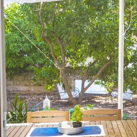 Charming Two-bed Orange Garden Apartment