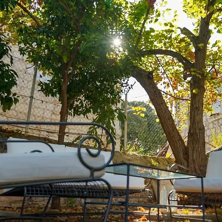 Charming Two-bed Orange Garden *