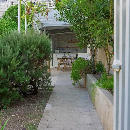 Charming Two-bed Orange Garden