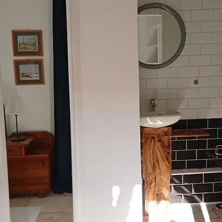Charming Two-bed Orange Garden Apartment *