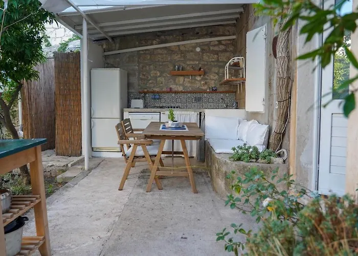 Charming Two-bed Orange Garden דירה
