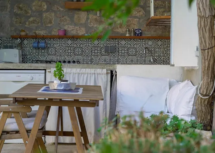 Charming Two-bed Orange Garden דירה *