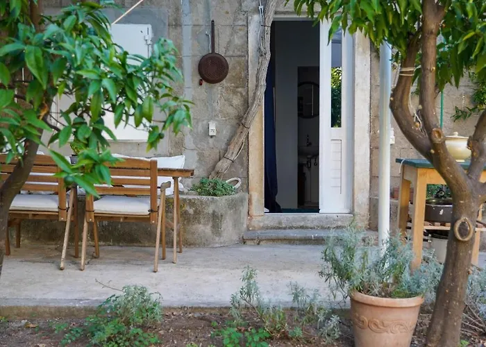 דירה Charming Two-bed Orange Garden סוטיבאן
