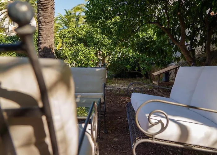Charming Two-bed Orange Garden סוטיבאן