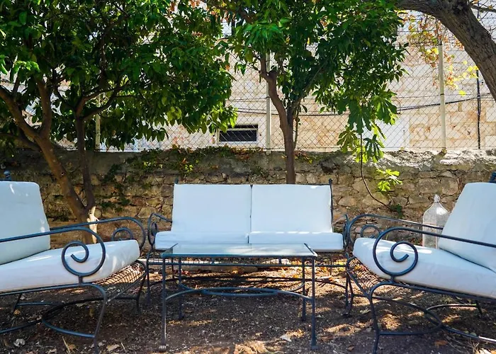 דירה Charming Two-bed Orange Garden סוטיבאן