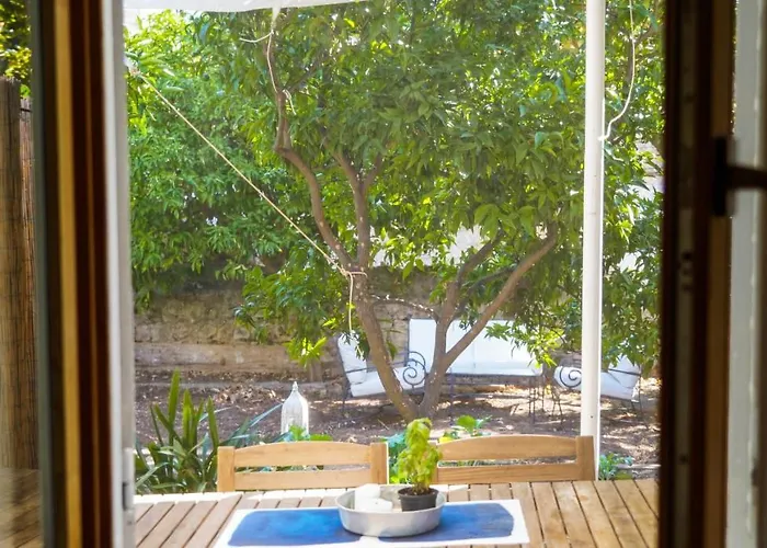 Charming Two-bed Orange Garden דירה