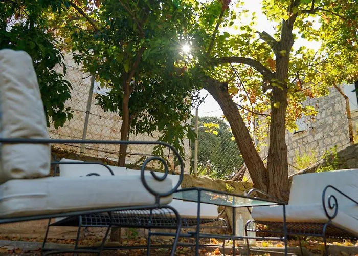 Charming Two-bed Orange Garden *