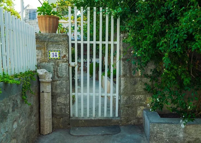 Charming Two-bed Orange Garden דירה *