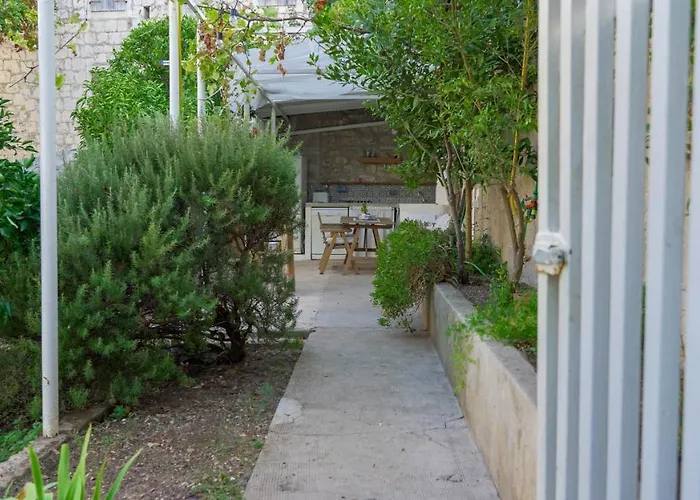 Charming Two-bed Orange Garden