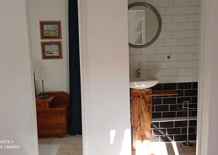 Charming Two-bed Orange Garden דירה *
