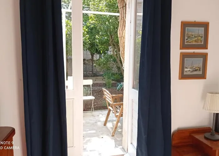 Charming Two-bed Orange Garden