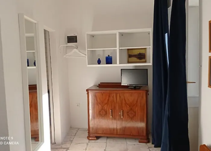 Charming Two-bed Orange Garden סוטיבאן